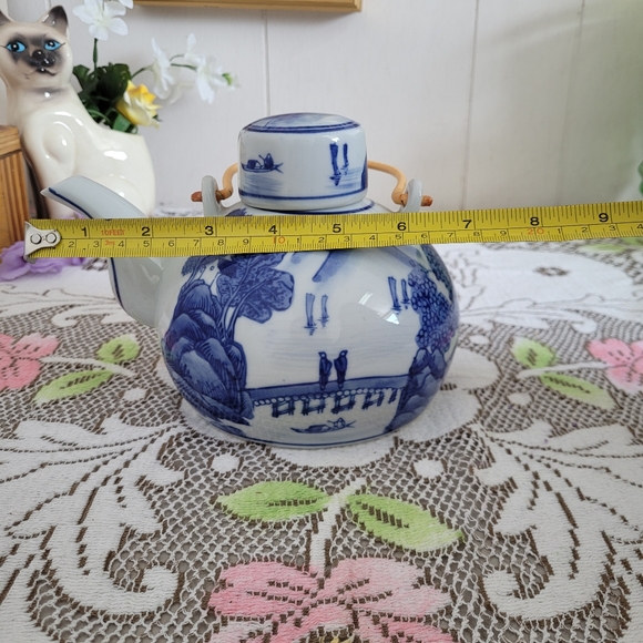 Vintage Blue and White Tea Pot with bamboo Handle Asian Theme - Picture 12 of 13